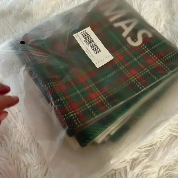 Set of 4 18x18‎ decorative pillow covers and 2 sets of two hand towels.bundle - Picture 10 of 14